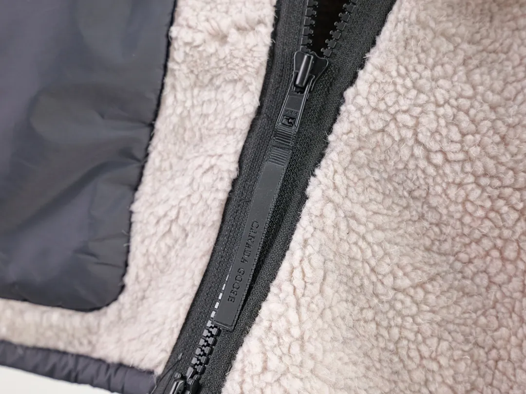 P620 Canada Goose/Canada Goose Shearling Jacket Simcoe Shearling Zip Jacket is made from Kind artificial long-hair sherpa, our new generation of wool fleece that helps keep the earth cold and the people on it warm. It features dropped shoulders, a high collar and an adjustable waist hem with internal drawstrings. Standard embroidery color label; top-quality goose Simcoe lambskin Color: Apricot Pink Black Gray White Army Green Size: S M L